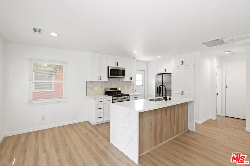 Property Photo:  1940 Cloverfield Blvd C  CA 90404 