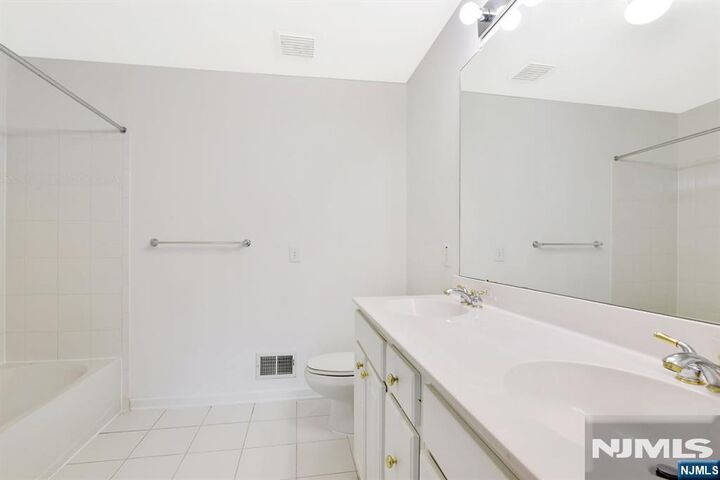 Property Photo:  12 Alexander Court 12  NJ 07305 