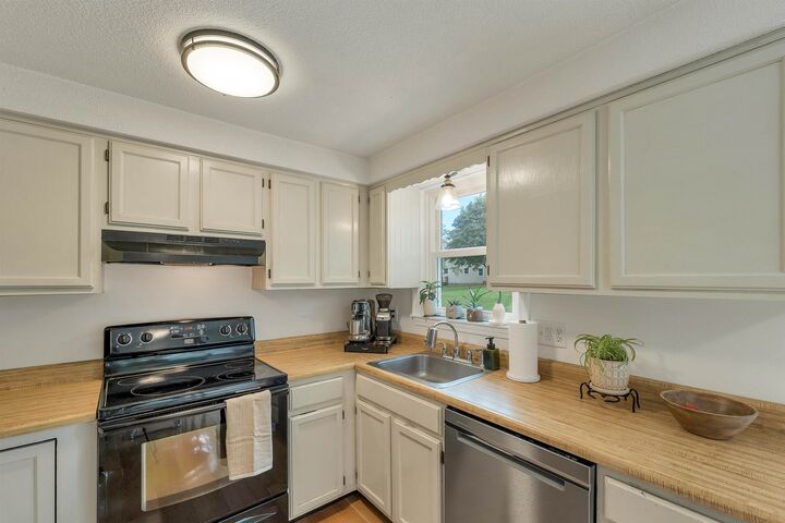 Property Photo:  28 Killian Drive  NH 03062 
