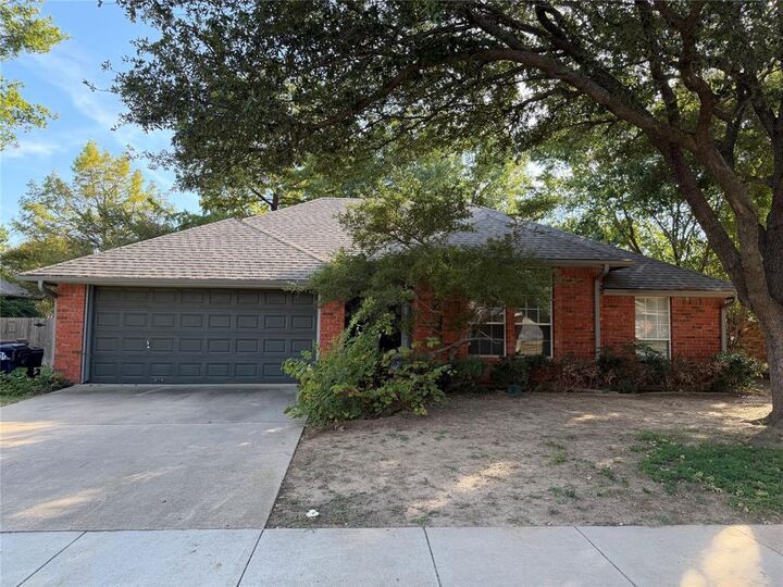 Property Photo:  2604 Oak Park Drive  TX 76209 