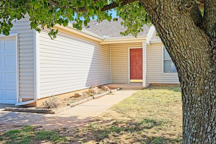 Property Photo: 2421 Hunting Horse Trail OK 73071
