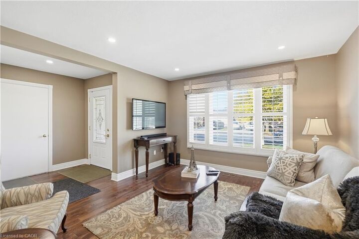 Property Photo:  99 Lynden Hill Crescent  ON N3P 1R8 
