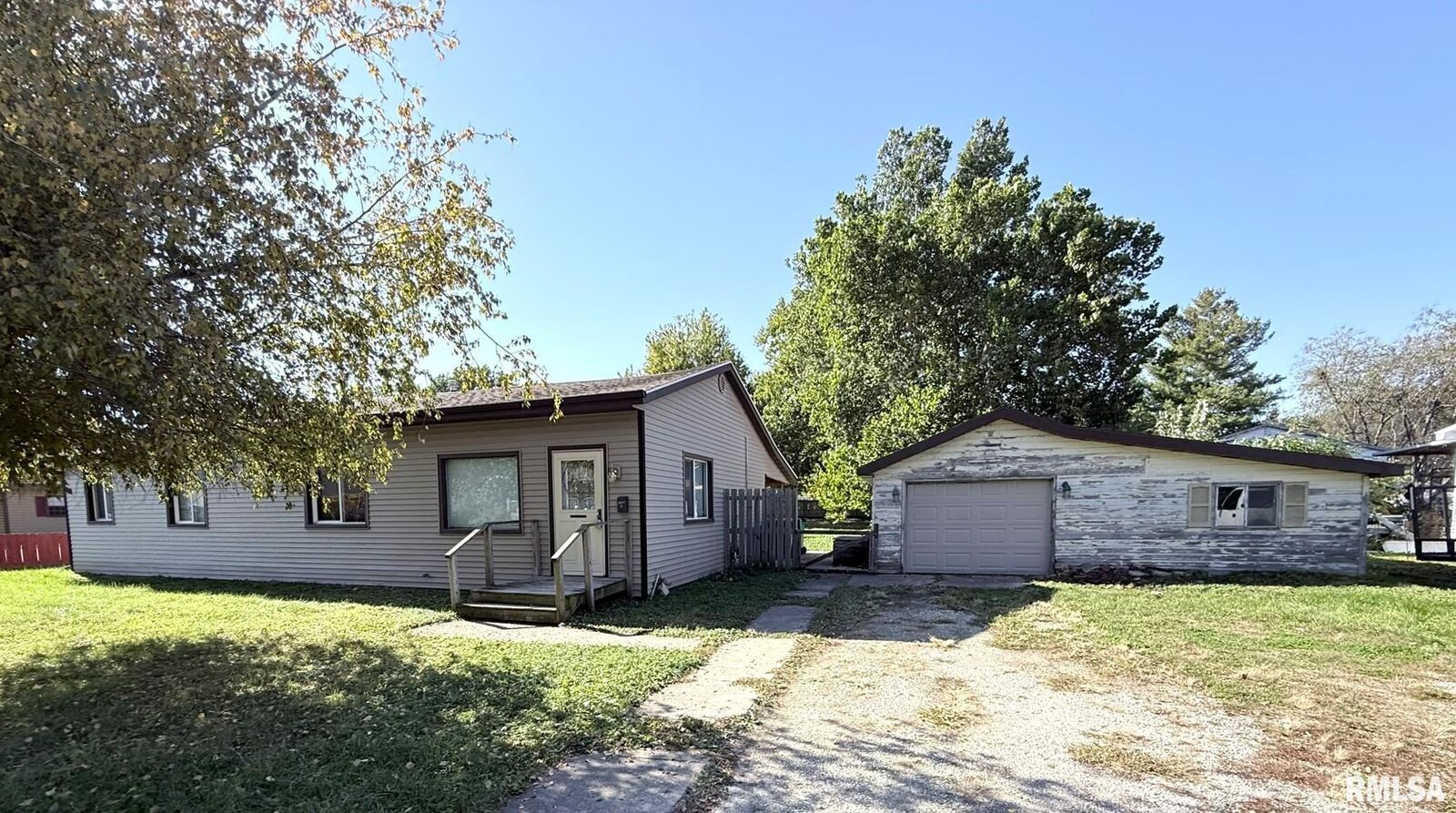 Property Photo: 1444 Maple Avenue IL 61401