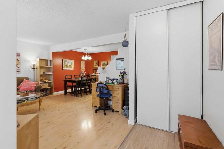 Property Photo:  6 Bermuda Lane NW  AB T3K 2K2 