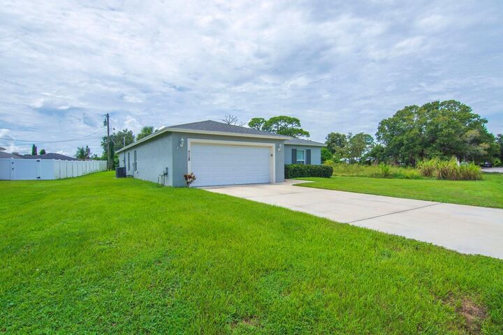 Property Photo:  718 NE Perch Lane  FL 34983 