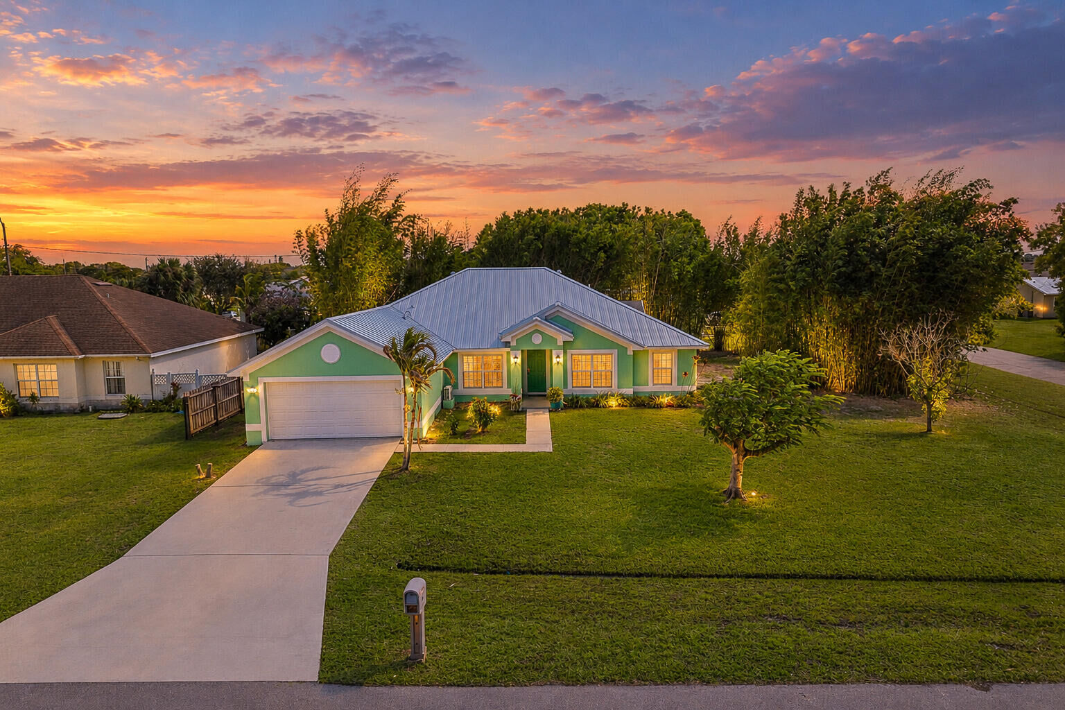 Property Photo:  2001 SE Dranson Circle  FL 34952 