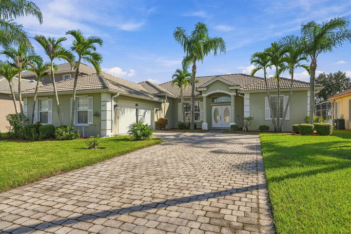 Property Photo: 437 NW Canterbury Court FL 34983