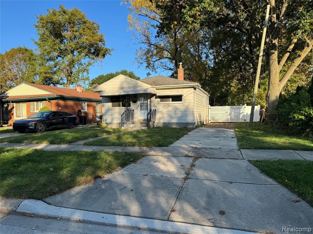 Property Photo: 4499 E Mayfair Street MI 48125