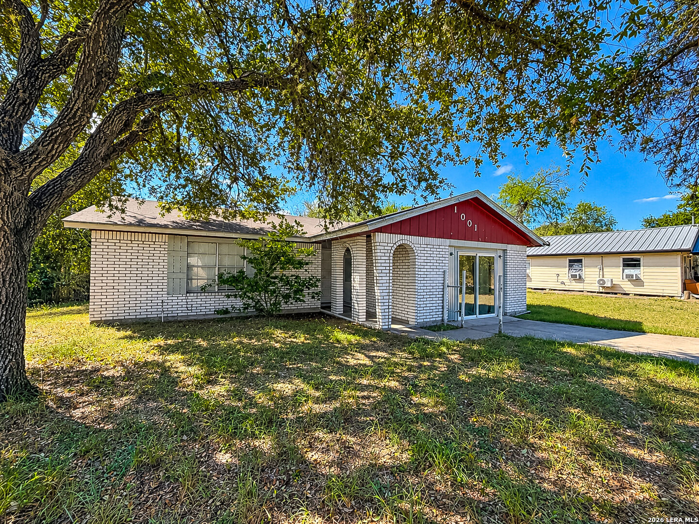 Property Photo: 1001 N Avenue B TX 78102