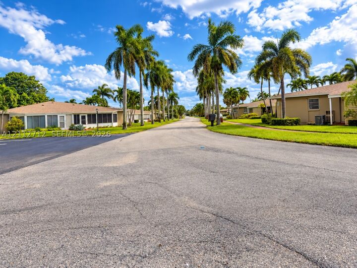 Property Photo: 410 NE 17th Ave 203 FL 33435