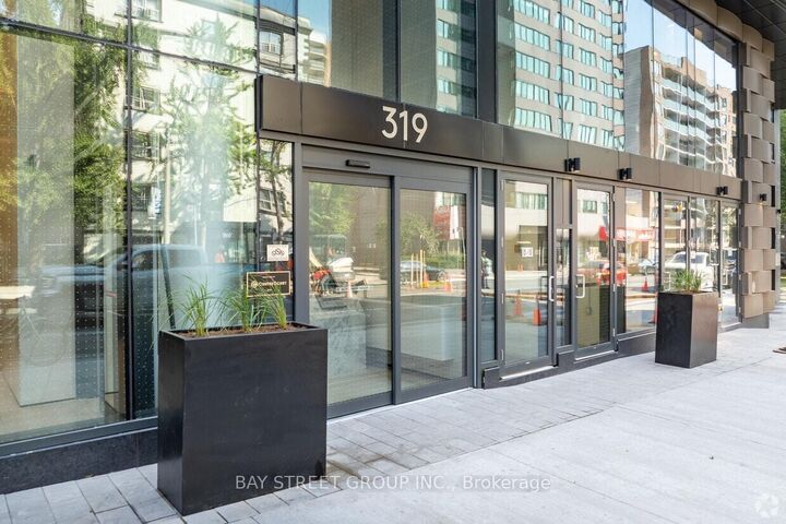 Property Photo:  319 Jarvis Street 4911  ON M5B 2C2 