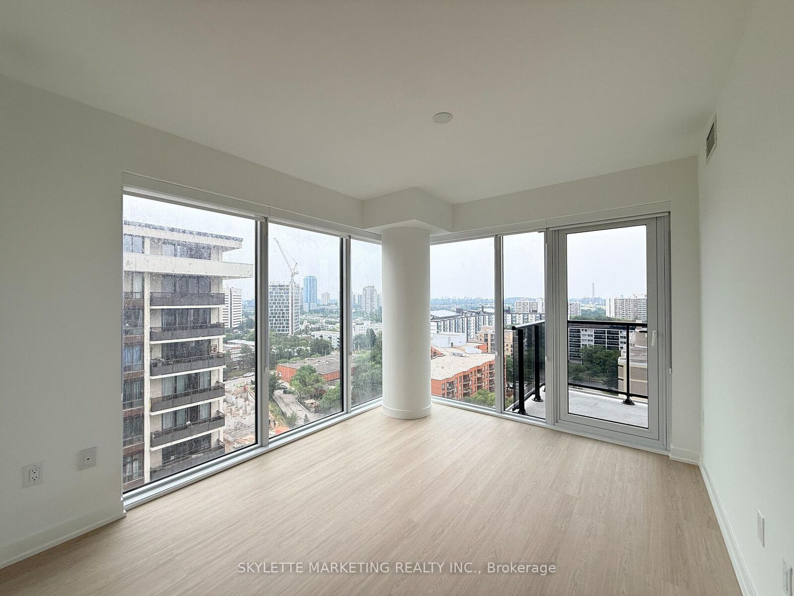 Property Photo:  15 David Salomon Drive 1405  ON M3C 0T2 