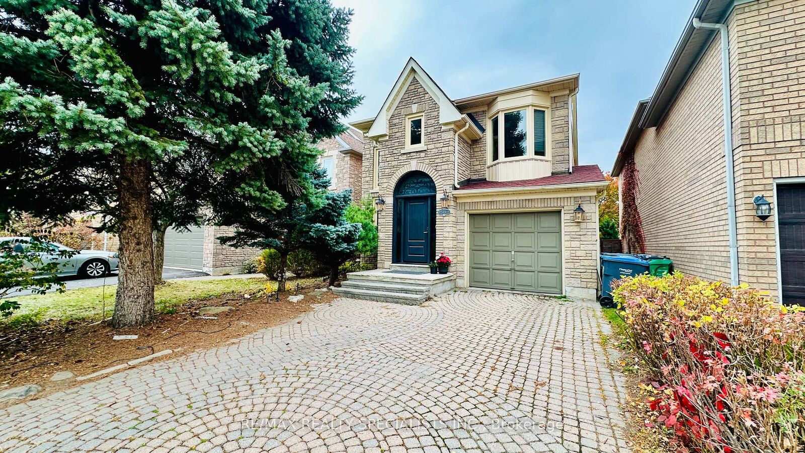 Property Photo:  5929 Leeside Crescent  ON L5M 5L8 