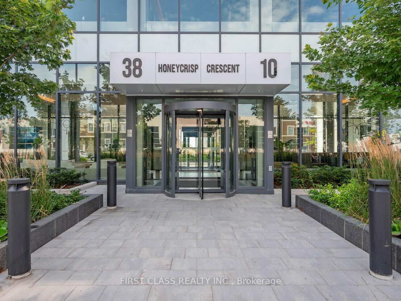 Property Photo:  38 Honeycrisp Crescent 2116  ON L4K 0M8 