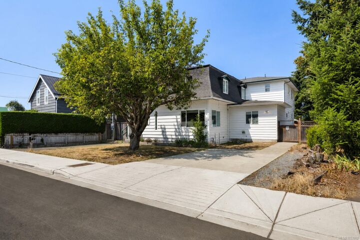 Property Photo: 739 Marchmont Rd BC V9L 2L9