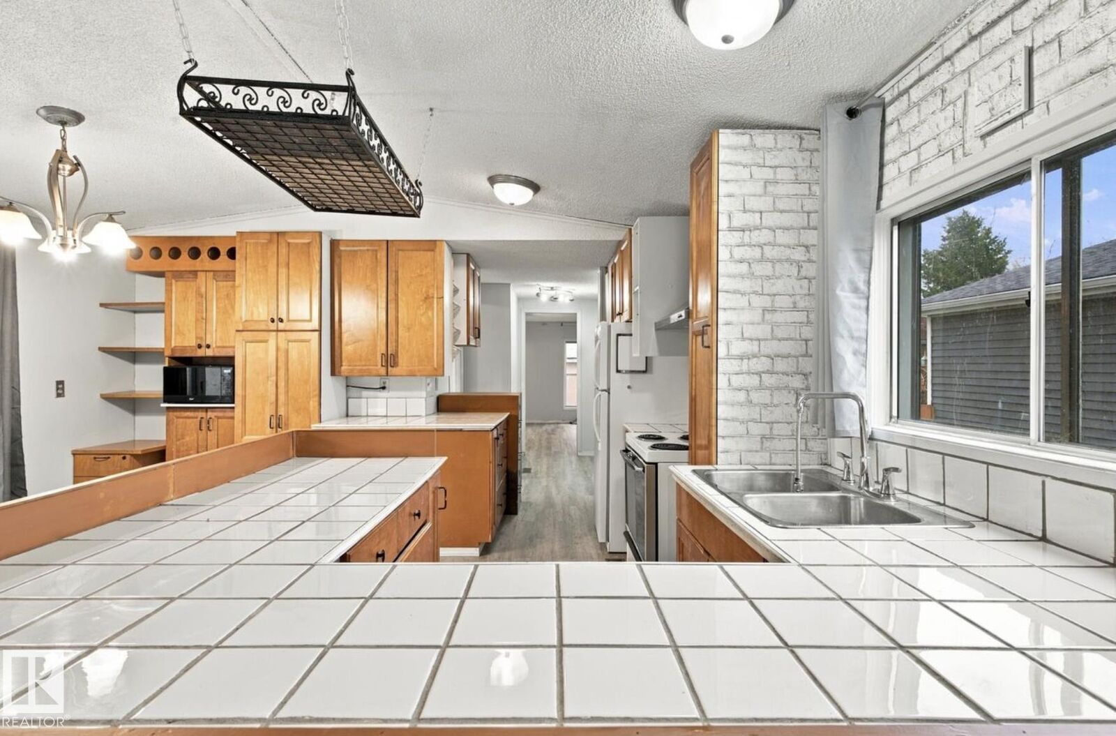 Property Photo:  2664 Lakeview Dr NW  AB T5S 1T7 