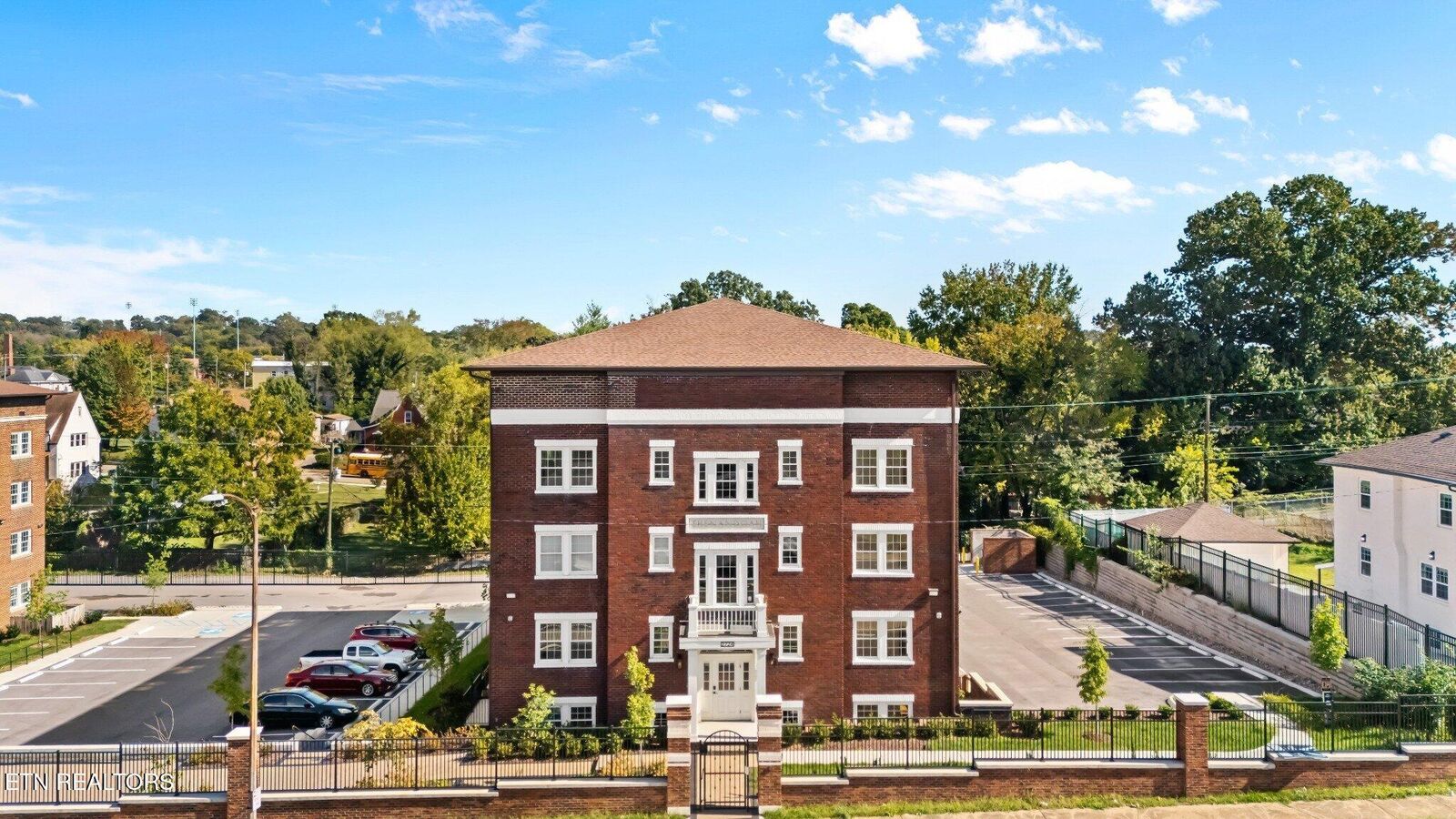 Property Photo: 2724 E Magnolia Ave 105 TN 37914