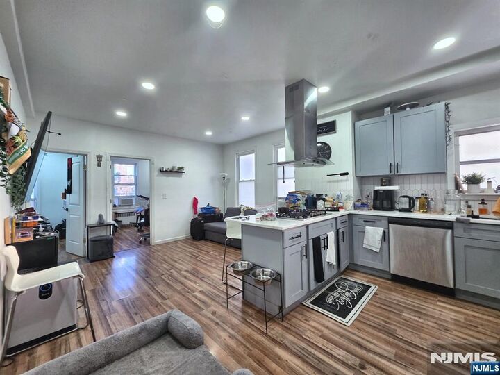 Property Photo:  33 Ridge Road Apt 1  NJ 07031 