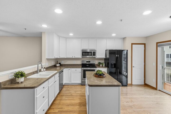 Property Photo:  911 Ledgestone Drive  MN 55115 