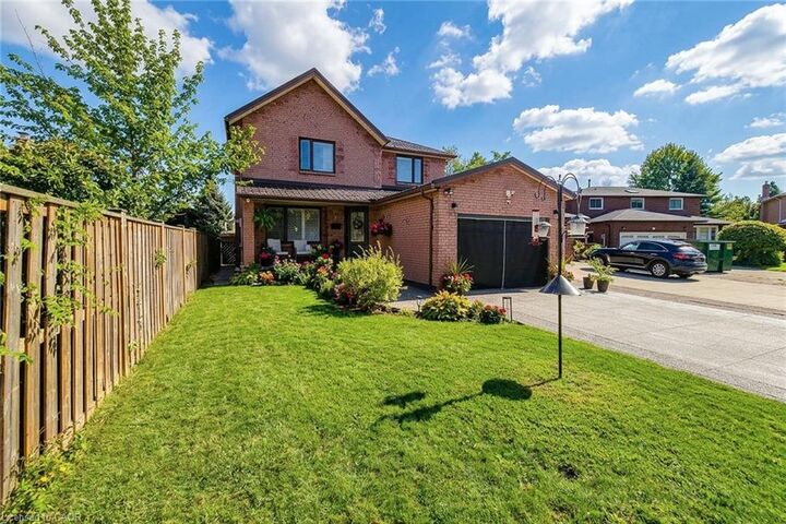 Property Photo:  9 Cedarlawn Court  ON L9C 7J9 