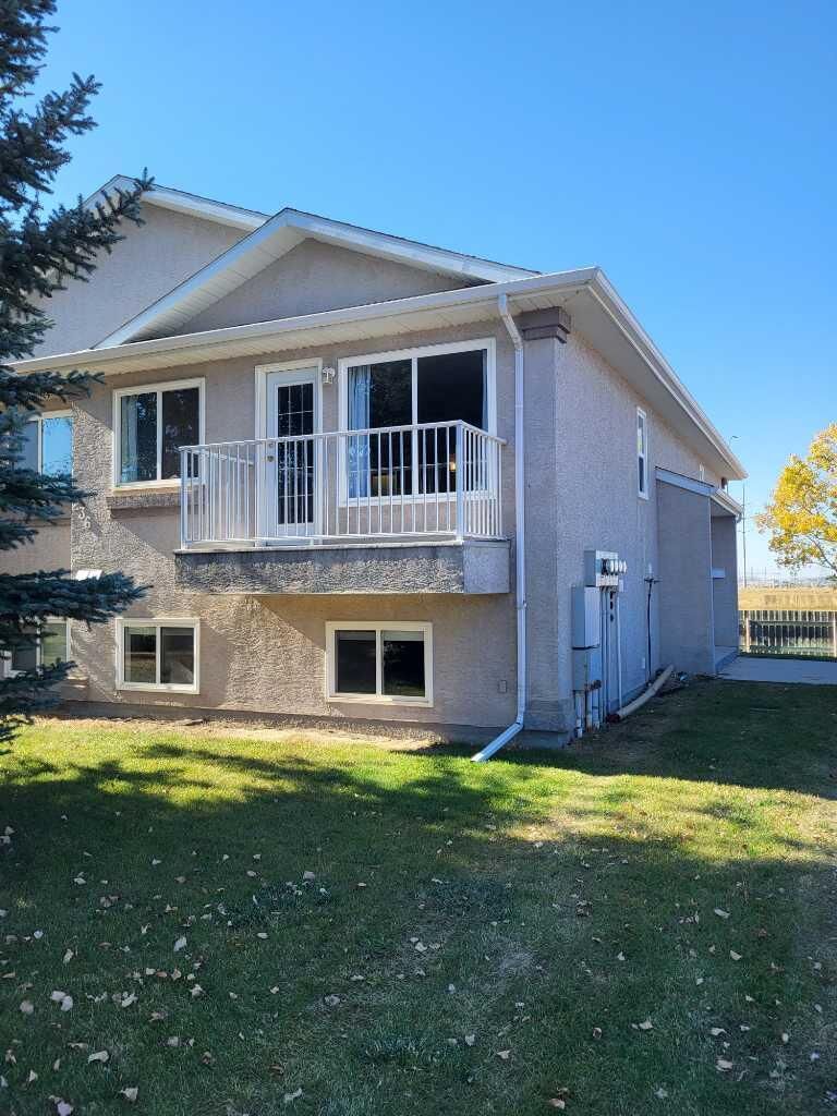 Property Photo:  236 St. James Boulevard N 3  AB T1H 6R2 