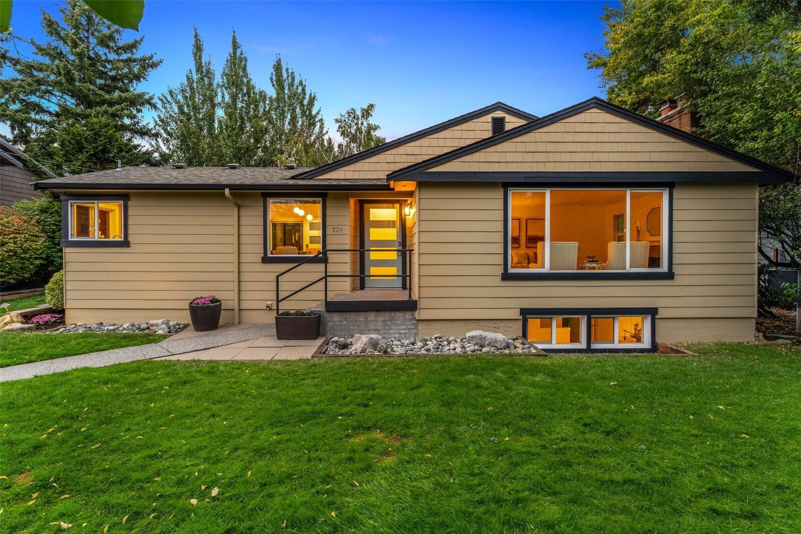 Property Photo:  124  6th Avenue  WA 98033 