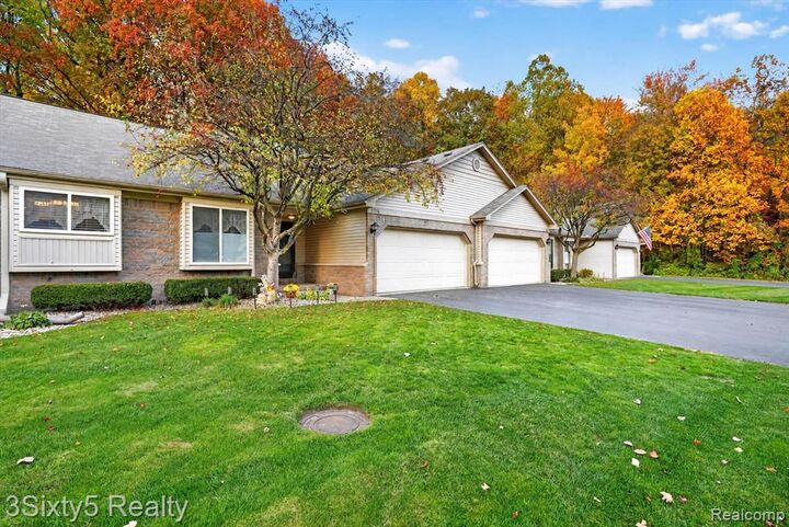 Property Photo:  37556 N Dianne Lane  MI 48164 