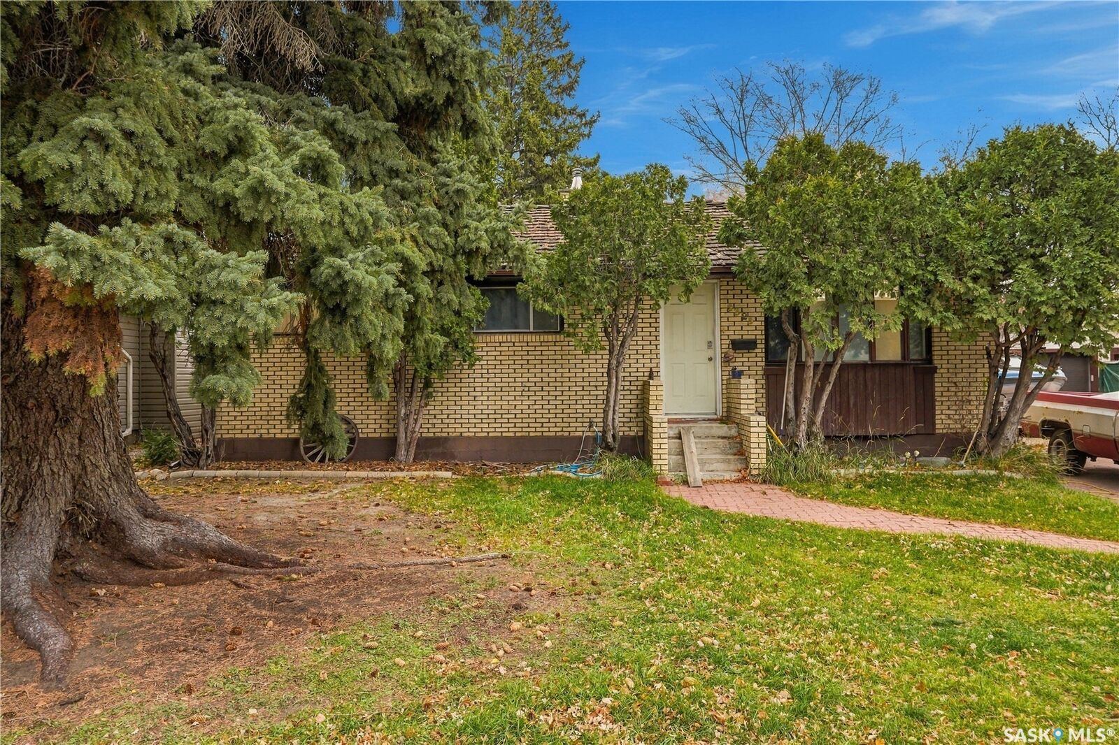 Property Photo:  2325 Wiggins Avenue S  SK S7J 1W8 