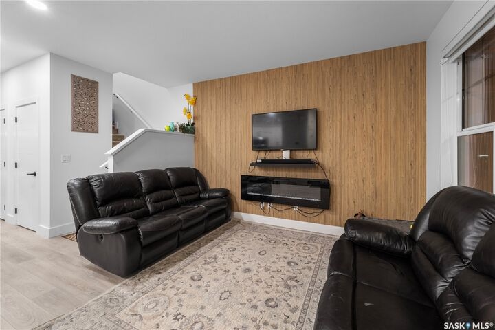 Property Photo:  148 Rosewood Boulevard E  SK S7V 0Y9 