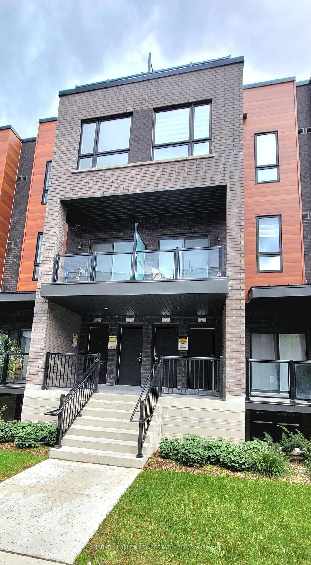 Property Photo:  17 Lytham Green Circle 21  ON L3Y 0H4 