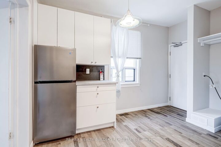 Property Photo: 2443 Dundas Street W Upper Unit 2 ON M6P 1X3