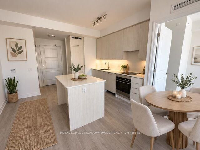 Property Photo:  36 Elm Drive N 1501  ON L5B 1L9 