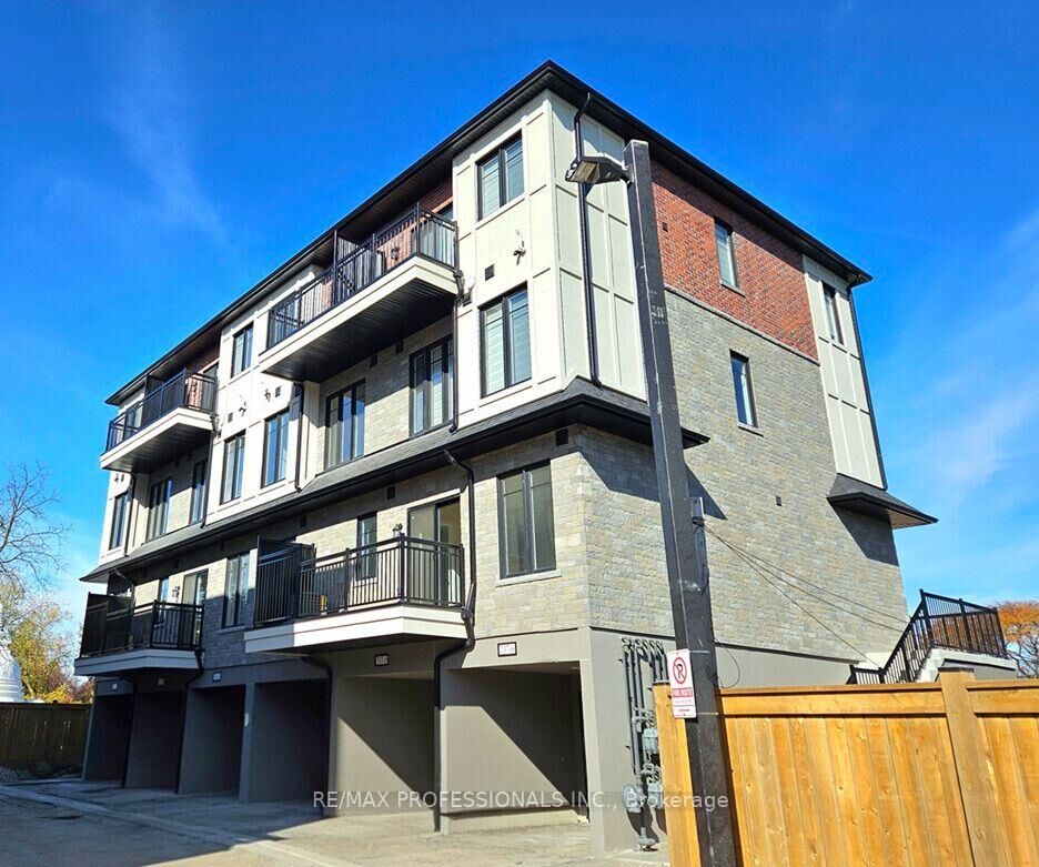 Property Photo:  741 Front Royal Street 2  ON L4Y 0G6 