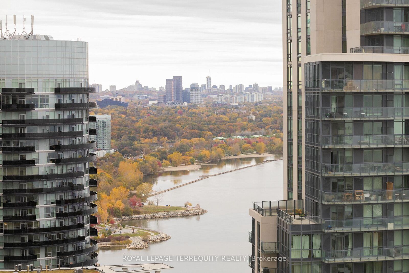 Property Photo:  33 Shore Breeze Drive 3006  ON M8V 0G1 