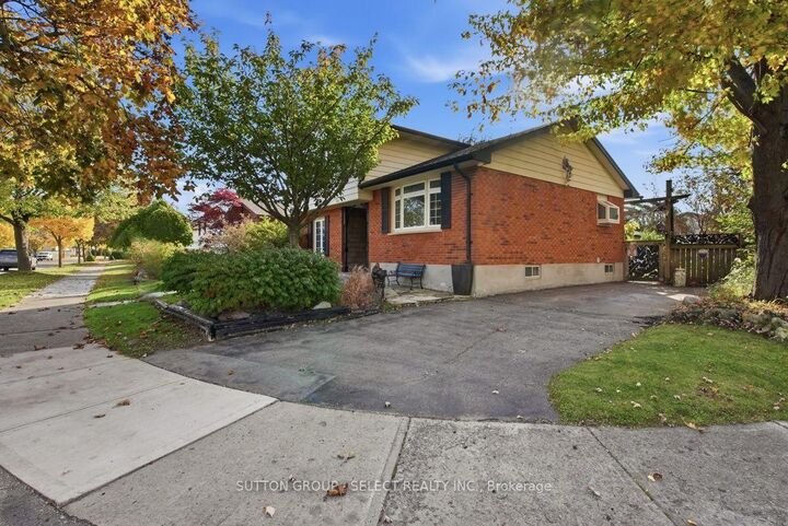 Property Photo:  25 Finch Crescent  ON N6E 2E4 
