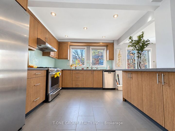 Property Photo:  125 Weldrick Road W 9  ON L4C 3V2 