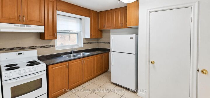 Property Photo:  2905 St Clair Avenue E 6  ON M4B 1N5 