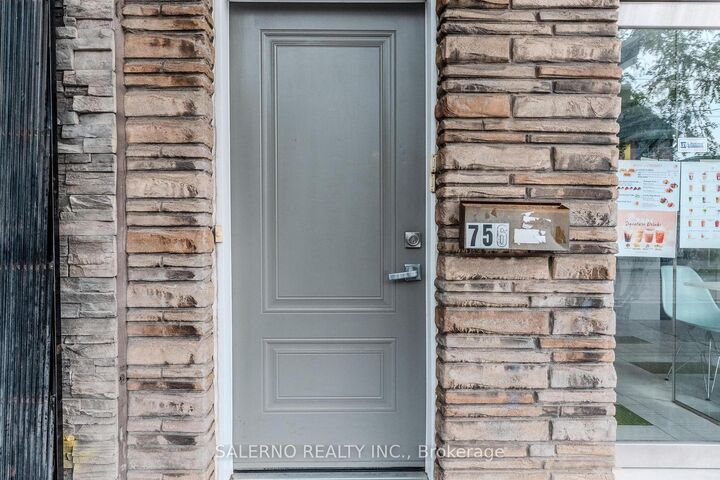 Property Photo:  756 Dundas Street W Main  ON M6J 1T8 
