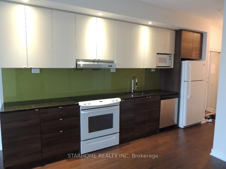 Property Photo:  121 McMahon Drive 2806  ON M2K 0C2 