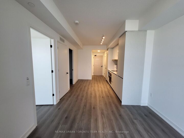 Property Photo:  28 Interchange Way 1609  ON L4K 0P8 