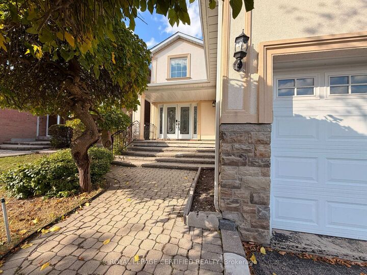 Property Photo: 1561 Wintergrove Gardens ON L5M 3Z9