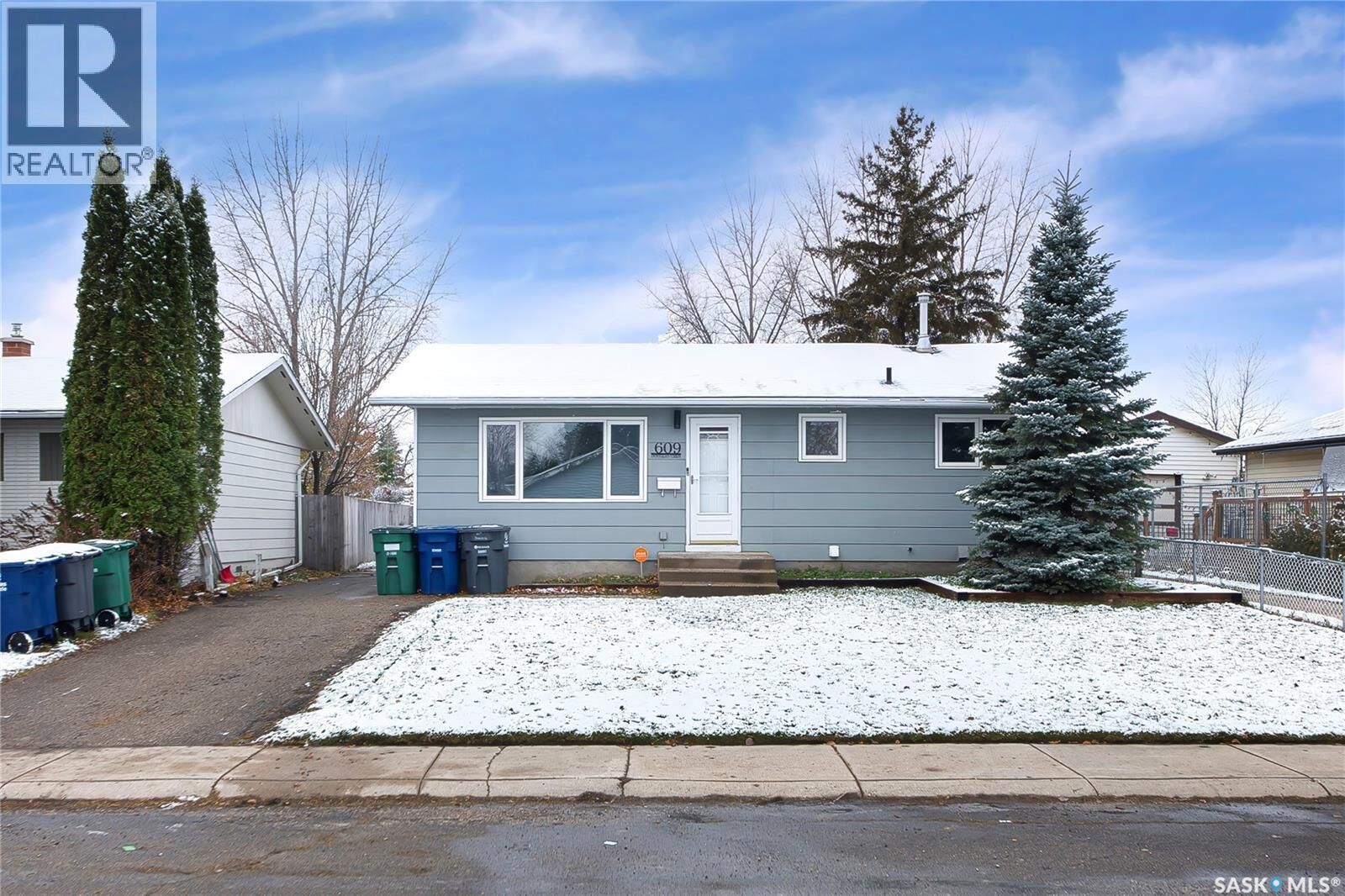 Property Photo:  609 Douglas Crescent  SK S7L 4T8 