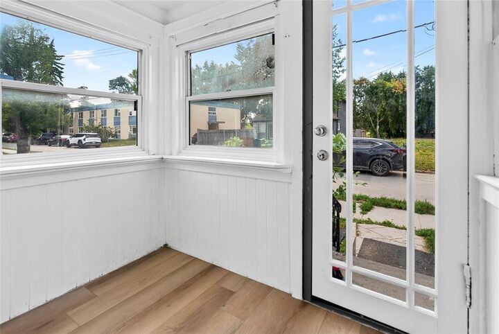 Property Photo:  99 Berlin Street  MB R2L 1J1 