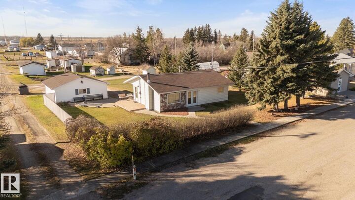 Property Photo:  503 4 Avenue  AB T0B 0R0 
