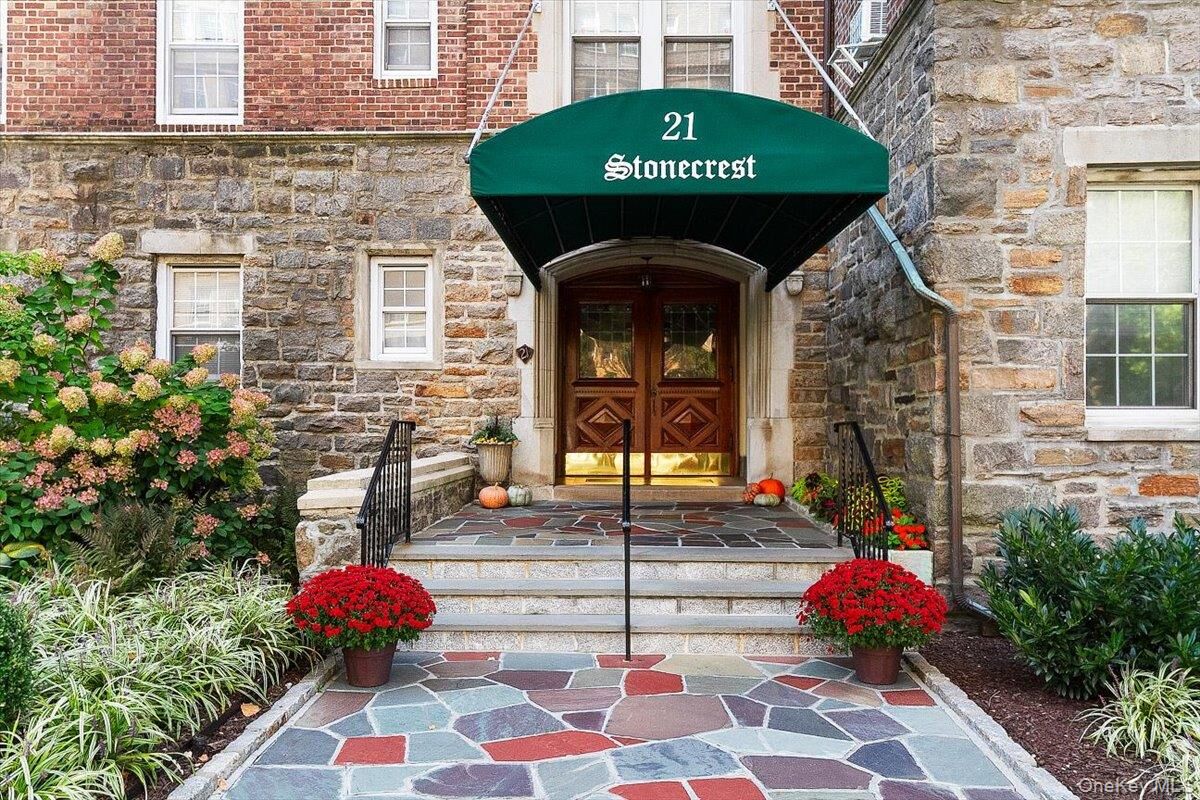 Property Photo: 21 North Chatsworth Avenue 7H NY 10538