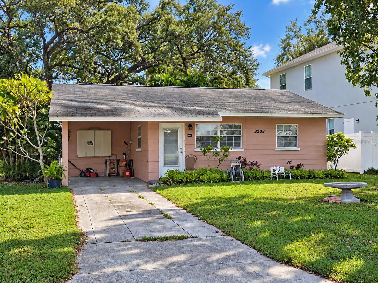Property Photo:  3208 W Cherokee Avenue  FL 33611 