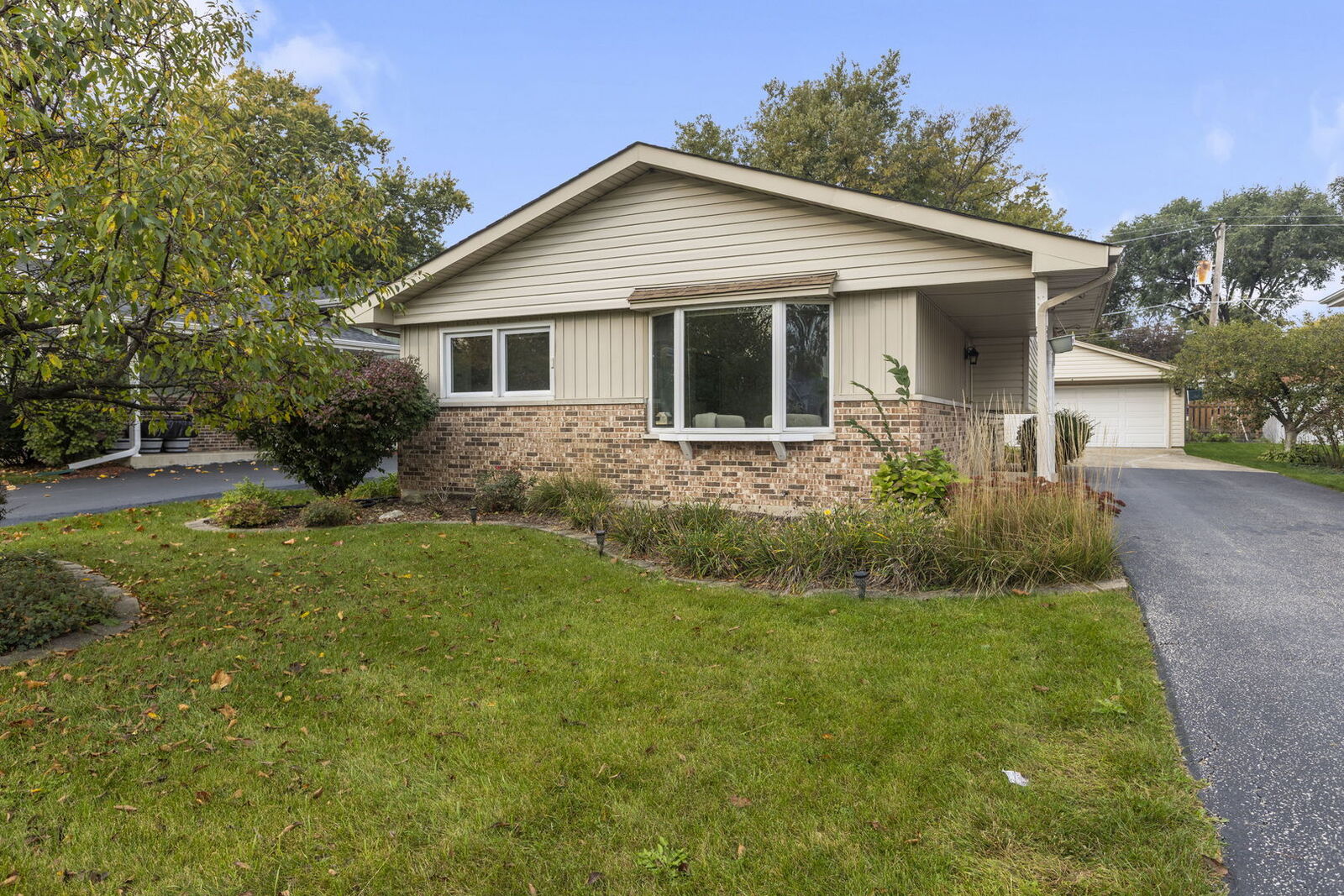Property Photo:  5860 Virginia Avenue  IL 60514 