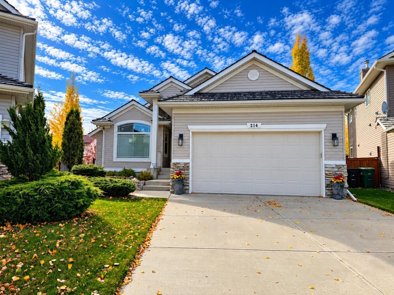 Property Photo: 214 Douglas Glen Gardens SE AB T2Z 3S9