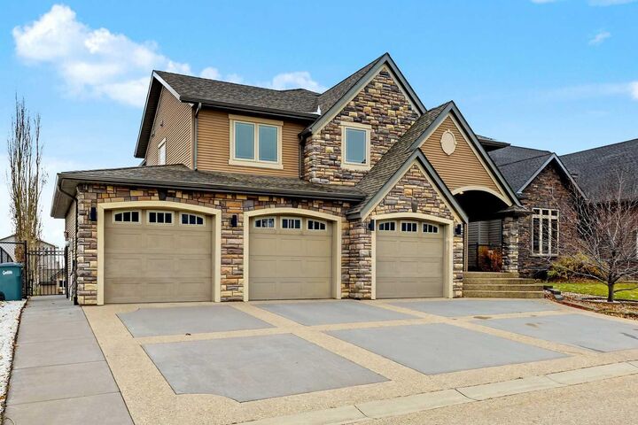 Property Photo: 607 West Highland Crescent AB T0M 0N0