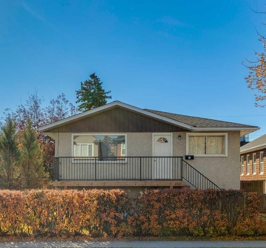 Property Photo:  2111 5 Avenue NW  AB T2N 0S6 
